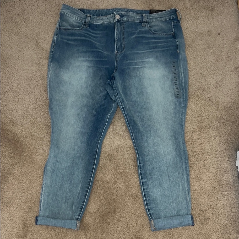 American Eagle Outfitters Women's Cropped Ankle Jeans in Medium Blue Wash